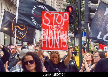 Londres, Angleterre, Royaume-Uni. 23 juillet 2023. Les manifestants passent par Regent Street. Les saboteurs de chasse et les militants des droits des animaux ont défilé à travers le centre de Londres jusqu'à Downing Street pour exiger que l'interdiction de la chasse au renard soit appliquée. Bien que la chasse avec des chiens soit illégale, les groupes de chasse continuent de pratiquer la chasse dite de sentier, que les activistes décrivent comme un écran de fumée pour la chasse réelle au renard. (Image de crédit : © Vuk Valcic/ZUMA Press Wire) USAGE ÉDITORIAL SEULEMENT! Non destiné à UN USAGE commercial ! Crédit : ZUMA Press, Inc./Alamy Live News Banque D'Images