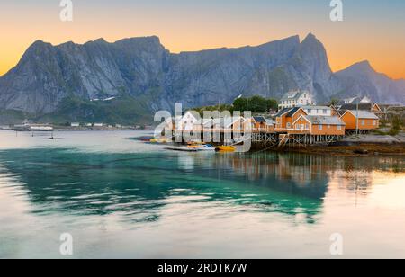 Belle vue panoramique de l'archipel des îles Lofoten paysages d'hiver traditionnel jaune avec cabines Rorbuer pêcheur dans le village historique de Sakris Banque D'Images