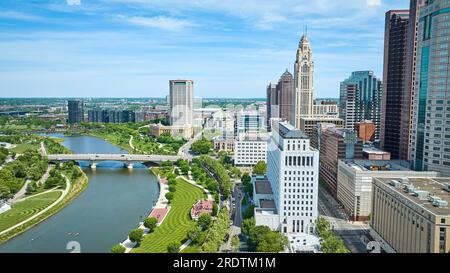 Scioto Mile Promenade avec pont sur la rivière Scioto menant à des gratte-ciel dans le centre-ville aérien Banque D'Images