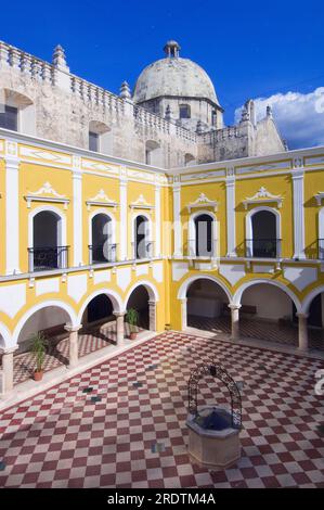 Institut Campeche et dôme de l'église San Jose, Campeche, province de Campeche, péninsule du Yucatan, Mexique Banque D'Images