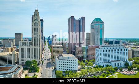 Gratte-ciel emblématique du centre-ville de Columbus Ohio aérien avec route principale traversant la ville Banque D'Images