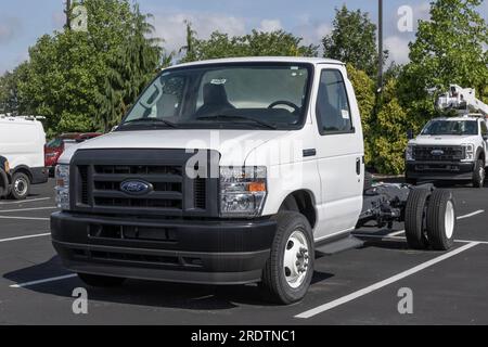 Zionsville - 21 juillet 2023 : Ford E-350 Cutaway Truck. Le Ford E-350 est livré de série avec un moteur V8 Premium Rated de 7,3 L. Banque D'Images