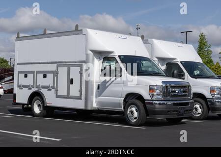 Zionsville - 21 juillet 2023 : Ford E-350 Cutaway avec carrosserie de service fermée Rockport Workport. Ford propose l'E-350 avec un moteur V8 de 7,3 L. Banque D'Images