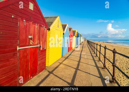 Cabanes de plage colorées sur la plage de Mundesley, North Norfolk, Royaume-Uni un matin d'été Banque D'Images