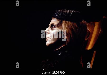 Billie Whitelaw (Femme) dans ROCKABY écrit et réalisé par Samuel Beckett aux Riverside Studios, Londres W6 29/01/1986 dans le cadre de la trilogie Beckett de Footfalls / Rockaby / Enough Banque D'Images