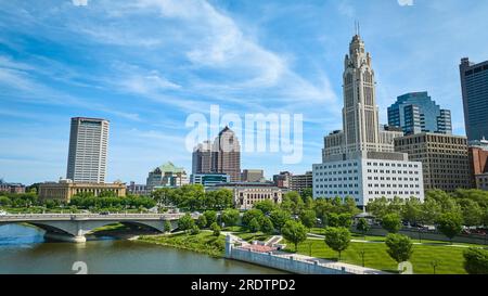 Journée de ciel bleu avec des nuages blancs rusés au-dessus de Columbus Ohio centre-ville avec pont et rivière Banque D'Images