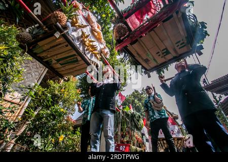 Les résidents font une procession en apportant des produits naturels de l'agriculture et des plantations appelées la tradition de l'aumône de la terre Banque D'Images