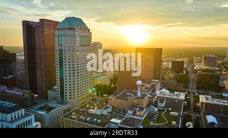 Lever de soleil jaune aérien derrière Huntington Center et Vern Riffe State Office Tower Banque D'Images