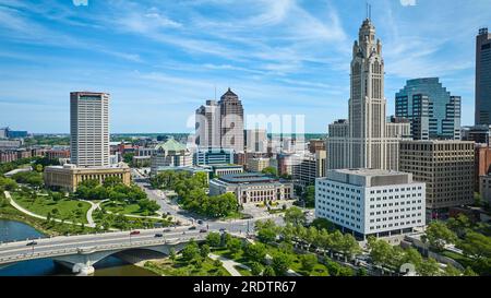 Aérien de parcs verdoyants et de trottoirs à la périphérie du centre-ville de Columbus Ohio avec des gratte-ciel Banque D'Images