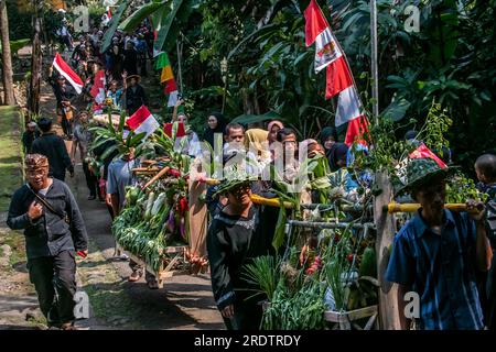 Les résidents font une procession en apportant des produits naturels de l'agriculture et des plantations appelées la tradition de l'aumône de la terre Banque D'Images