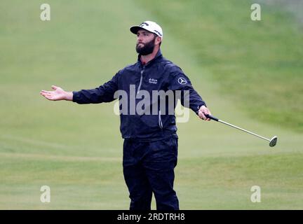 L'Espagnol Jon Rahm célèbre un birdie le 18e jour de l'Open au Royal Liverpool, Wirral. Date de la photo : dimanche 23 juillet 2023. Banque D'Images