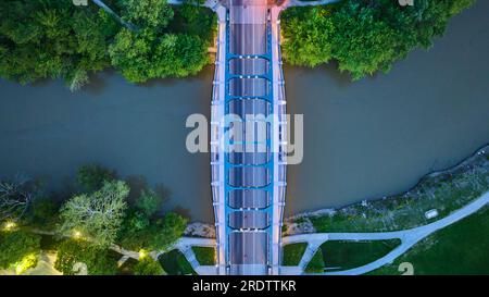 Vue aérienne pont MLK avec piste cyclable et sentiers pédestres à côté de la rivière St Marys Banque D'Images