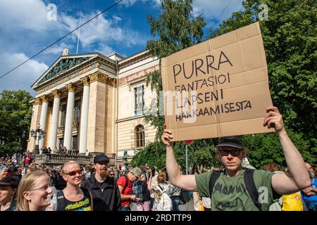 Purra fantasioi lapseni hakkaamisesta. Homme tenant une pancarte en carton lors d'une manifestation contre les ministres d'extrême droite par Säätytalo à Helsinki, Finlande. Banque D'Images