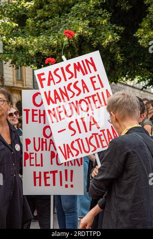 Enseignes faites à la main chez Nollatoleranssi! Rasistit ulos hallituksesta ou tolérance zéro ! Racistes hors de la manifestation gouvernementale à Helsinki, Finlande Banque D'Images