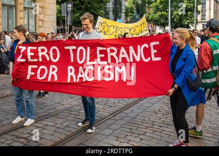 Tolérance zéro pour le racisme ! Bannière rouge à Nollatoleranssi! Manifestation antiraciste de Rasistit ulos hallituksesta à Helsinki, Finlande. Banque D'Images