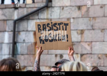 Rasistit roskiin ! Panneau en carton chez Nollatoleranssi ! Tolérance zéro ! Manifestation contre la politique d'extrême droite dans le gouvernement de coalition de Petteri Orpo. Banque D'Images