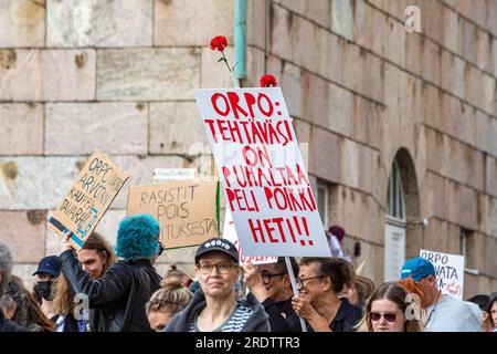 Manifestants avec des panneaux faits à la main à Nollatoleranssi! Manifestation de Rasistit ulos hallituksesta contre le gouvernement du Premier ministre Petteri Orpo à Helsinki, Finlande Banque D'Images