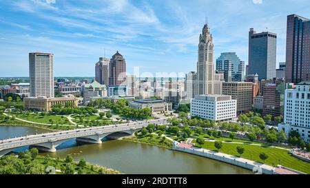 Aérien Columbus Ohio avec ciel bleu vif avec nuages et pont sur la rivière Scioto Banque D'Images