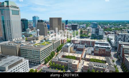 Vern Riffe State Office Tower avec immeubles de bureaux et appartements aériens Columbus Ohio Banque D'Images