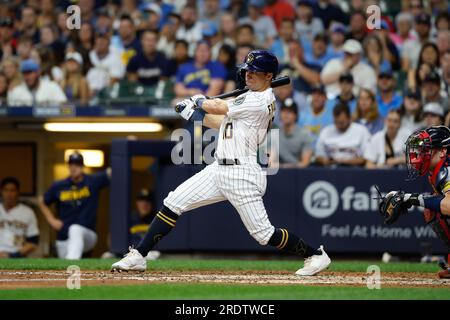 Milwaukee, WISCONSIN, États-Unis. 22 juillet 2023. Sal Frelick (10), le joueur de terrain droit des Brewers de Milwaukee, remporte un succès lors du match entre les Brewers de Milwaukee et les Braves d’Atlanta à l’American Family Field à Milwaukee, WISCONSIN. Darren Lee/CSM/Alamy Live News Banque D'Images
