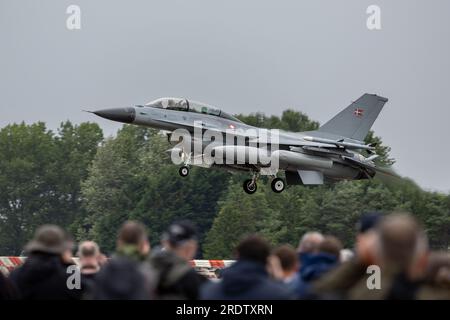 Royal Danish Air Force - General Dynamics F-16 Fighting Falcon, arrivant à la RAF Fairford pour le Royal International Air Tattoo 2023. Banque D'Images