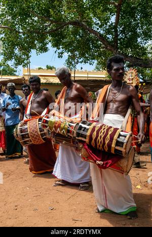 Musiciens jouant des percussions Thavil Melam au festival Dasara Dussera Dusera au Kulasai Kulasekharapatnam près de Tiruchendur, Tamil Nadu, Inde du Sud Banque D'Images