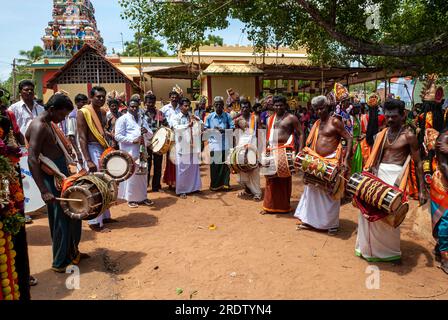 Musiciens jouant du tambour de percussion Thavil Melam et nagasvaram nadaswaram dans Dasara Dussera Dusera Festival à Kulasai Kulasekharapatnam près Banque D'Images