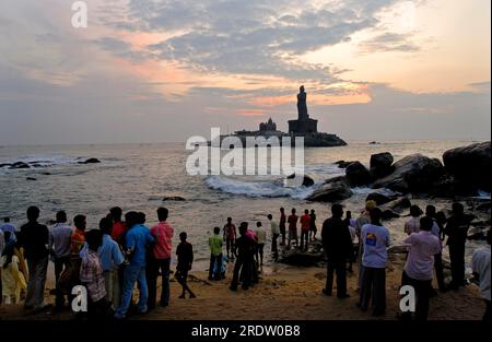 Vue au lever du soleil du Vivekananda Rock Memorial et de la statue du poète tamoul Thiruvalluvar située sur les îles Rocheuses à Kanyakumari, Tamil Nadu, Inde du Sud Banque D'Images