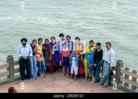 Touristes posant photo de groupe au Vivekananda Rock Memorial à Kanyakumari, Tamil Nadu, Inde du Sud, Inde, Asie Banque D'Images