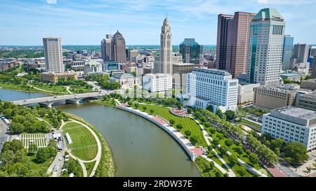 Gratte-ciel au coeur du centre-ville de Columbus Ohio en été avec la rivière serpentant à travers la ville Banque D'Images