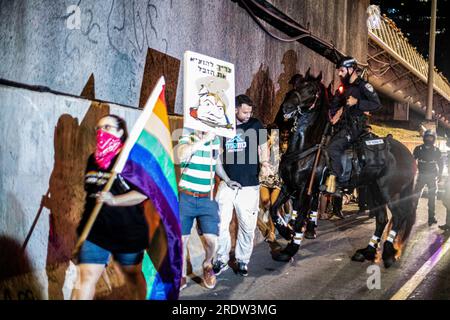 Un manifestant anti-réforme tient une pancarte qui dit en hébreu "besoin de sortir les ordures" et montre une caricature du Premier ministre israélien Benjamin Netanyahu, comme un sac poubelle lors d'une manifestation à tel Aviv. Le Premier ministre israélien Benjamin Netanyahu a promis jeudi de poursuivre sa réforme judiciaire controversée, malgré des manifestations de masse sans précédent dans son pays, des défections croissantes des réservistes militaires et des appels du président américain à mettre le plan en suspens. Après le discours de Netanyahu, les manifestants ont bloqué l'autoroute principale de tel Aviv pendant plusieurs heures, allumant des feux de joie et affrontant le po Banque D'Images