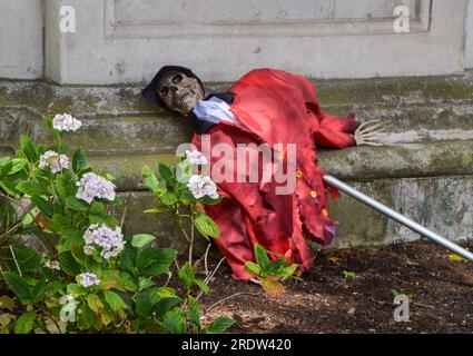 Londres, Royaume-Uni. 23 juillet 2023. Manifestation sur Cavendish Square. Les saboteurs de chasse et les militants des droits des animaux ont défilé à travers le centre de Londres jusqu'à Downing Street pour exiger que l'interdiction de la chasse au renard soit appliquée. Bien que la chasse avec des chiens soit illégale, les groupes de chasse continuent de pratiquer la chasse dite de sentier, que les activistes décrivent comme un écran de fumée pour la chasse réelle au renard. Crédit : Vuk Valcic/Alamy Live News Banque D'Images