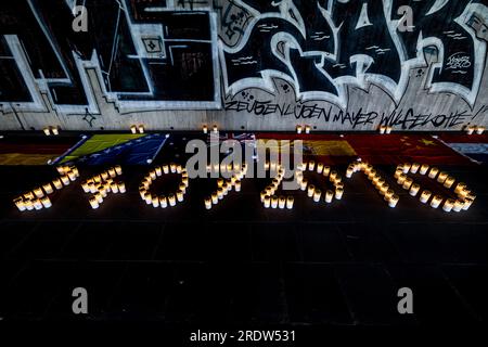 Duisburg, Allemagne. 23 juillet 2023. La date de la catastrophe de Love Parade est formée dans le tunnel à partir de bougies. Le 24 juillet 2010, 21 personnes âgées de 17 à 38 ans ont été écrasées à la seule entrée et sortie de la technoparade. Au moins 652 visiteurs de Love Parade ont été blessés à ce moment-là. Chaque année, les proches survivants commémorent les victimes. Crédit : Christoph Reichwein/dpa/Alamy Live News Banque D'Images