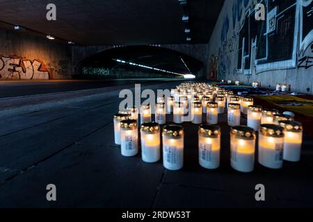 Duisburg, Allemagne. 23 juillet 2023. Les bougies formant la date de la catastrophe de Love Parade se tiennent dans le tunnel. Le 24 juillet 2010, 21 personnes âgées de 17 à 38 ans ont été écrasées à la seule entrée et sortie de la technoparade. Au moins 652 visiteurs de Love Parade ont été blessés à ce moment-là. Chaque année, les proches survivants commémorent les victimes. Crédit : Christoph Reichwein/dpa/Alamy Live News Banque D'Images