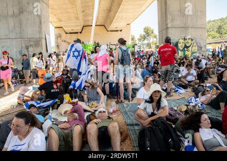 Israël. 22 juillet 2023. Les manifestants contre la réforme restent dans l'ombre lors d'une marche de protestation contre la réforme de tel Aviv à Jérusalem en raison de la réforme de la législation en cours. Jérusalem, Israël. 22 juillet 2023. (Matan Golan/Sipa USA). Crédit : SIPA USA/Alamy Live News Banque D'Images