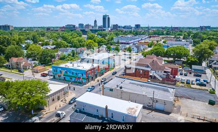Aérien près du centre-ville de fort Wayne avec des gratte-ciel lointains et une murale de renard et de loup de Wells Street Banque D'Images