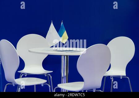 Table ronde blanche avec chaises pour les négociations d'affaires. Le drapeau de l'Ukraine est sur la table Banque D'Images