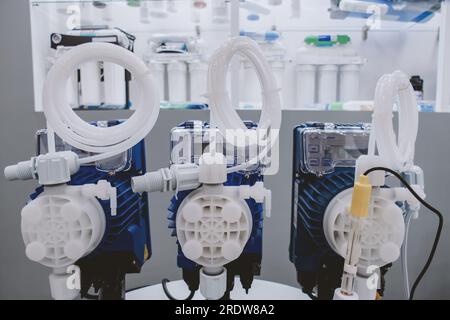 Equipement de dosage pour l'alimentation en portions d'un volume donné de substance. Banque D'Images