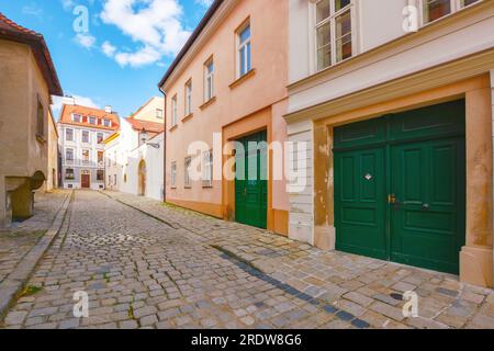 bratislava, slovaquie - 16 octobre 2019 : rues étroites du centre de la vieille ville. vacances d'automne en europe. temps ensoleillé à midi Banque D'Images