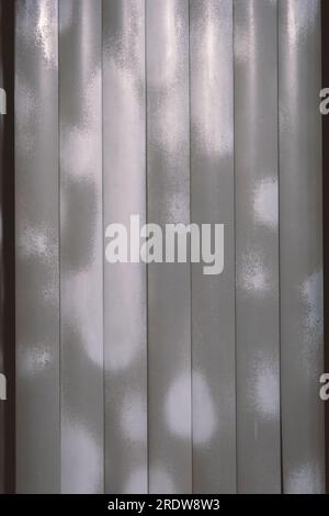 Stores larges en métal argenté. Fond argenté. Banque D'Images