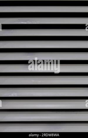 Stores larges en métal argenté. Fond argenté. Banque D'Images