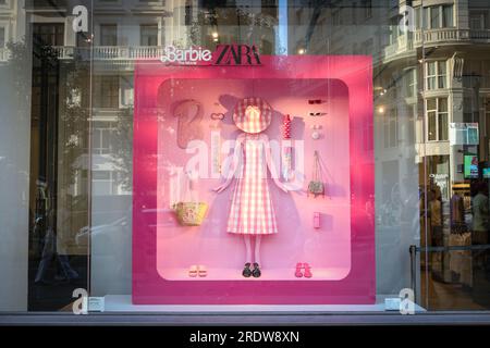 Madrid, Espagne. 22 juillet 2023. Une vitrine de la boutique Zara dans la rue Gran via à Madrid avec une campagne publicitaire Barbie pour la première d'un nouveau film de la poupée de renommée mondiale. (Photo de David Canales/SOPA Images/Sipa USA) crédit : SIPA USA/Alamy Live News Banque D'Images