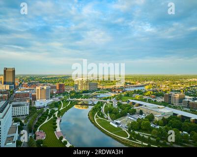 Vue aérienne de la ville de Columbus Ohio avec sinueuse rivière Scioto Banque D'Images