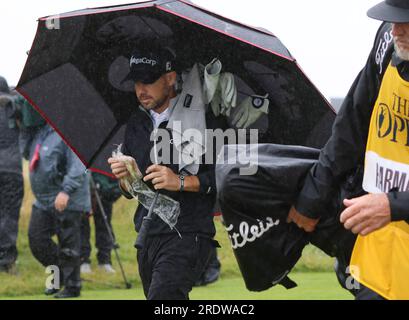 Hoylake, Royaume-Uni. 23 juillet 2023. L’américain Brian Harman se protège de la pluie le quatrième jour du 151e Open Championship au Royal Liverpool Golf Club à Hoylake, en Angleterre, le dimanche 23 juillet 2023. Photo Hugo Philpott/UPI crédit : UPI/Alamy Live News Banque D'Images