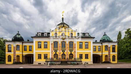 Le château du Belvédère près de Weimar la Thuringe Allemagne est une élégante résidence d'été datant du 18th siècle. Vue depuis le parc du château. Banque D'Images