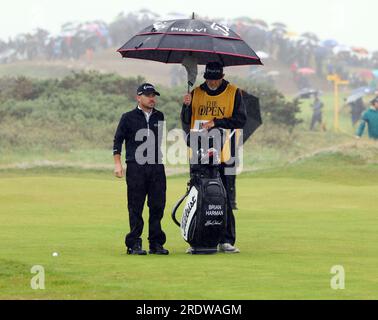 Hoylake, Royaume-Uni. 23 juillet 2023. L’américain Brian Harman se protège de la pluie le quatrième jour du 151e Open Championship au Royal Liverpool Golf Club à Hoylake, en Angleterre, le dimanche 23 juillet 2023. Photo Hugo Philpott/UPI crédit : UPI/Alamy Live News Banque D'Images