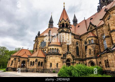 Église Saint Martin à Neustadt, Dresde en Allemagne. Architecture étonnante avec de hautes tours et un toit rouge. Banque D'Images