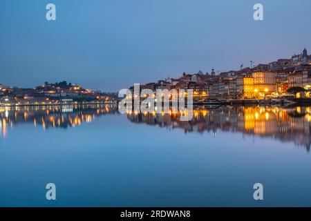 Vue tôt le matin depuis le fleuve Douro et Porto, Portugal. Juli 28 2023. Banque D'Images