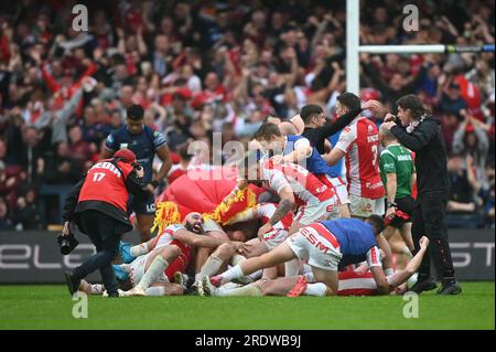 Les fans de Hull KR bousculent les joueurs et célèbrent la victoire qui les amène à Wembley lors du match de demi-finale de la Betfred Challenge Cup Hull KR vs Wigan Warriors au Headingley Stadium, Leeds, Royaume-Uni, le 23 juillet 2023 (photo de Craig Cresswell/News Images) Banque D'Images