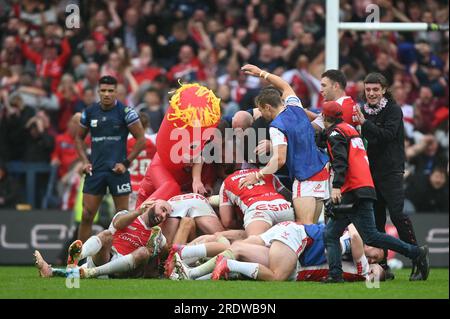 Les fans de Hull KR bousculent les joueurs et célèbrent la victoire qui les amène à Wembley lors du match de demi-finale de la Betfred Challenge Cup Hull KR vs Wigan Warriors au Headingley Stadium, Leeds, Royaume-Uni, le 23 juillet 2023 (photo de Craig Cresswell/News Images) Banque D'Images